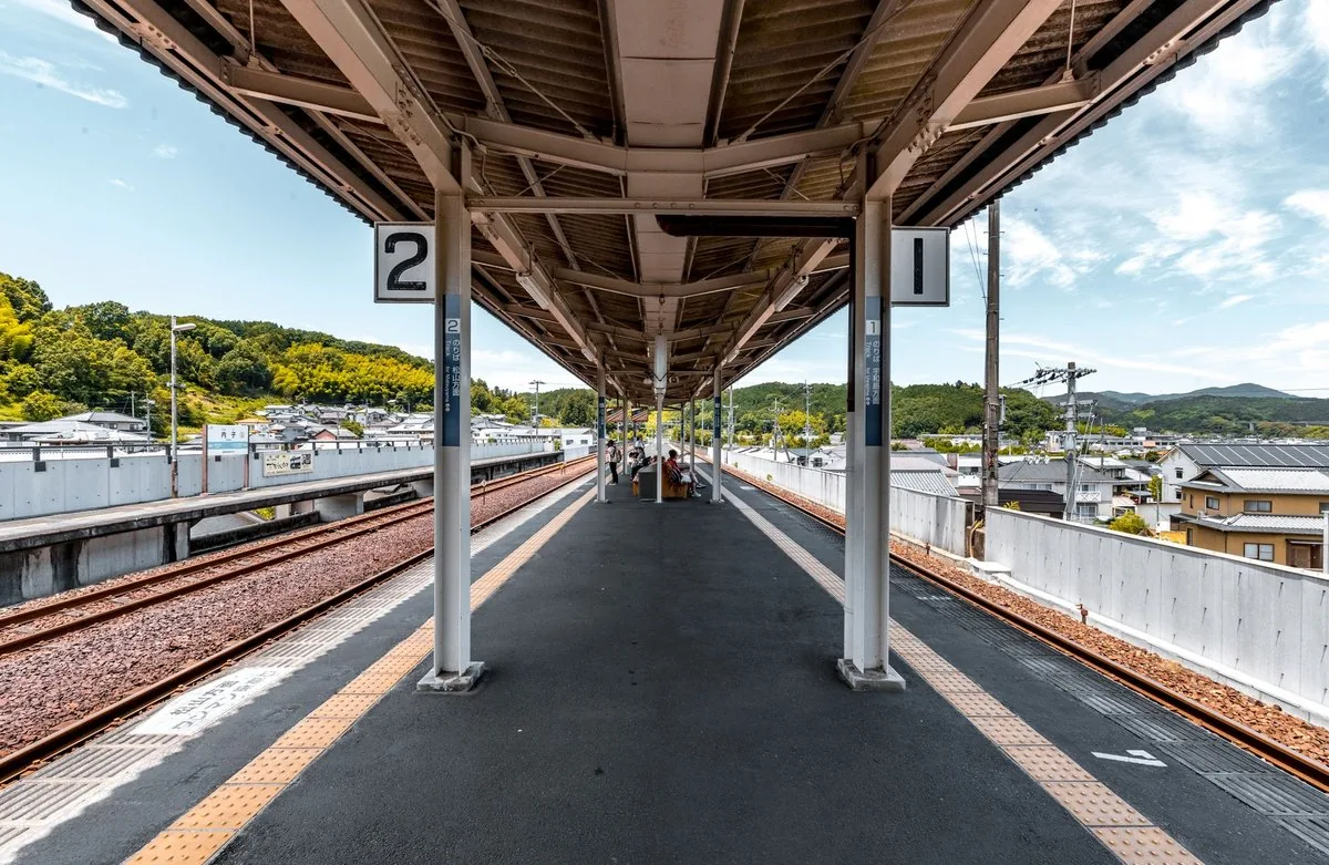 人の少ない昼下がりの駅のホーム